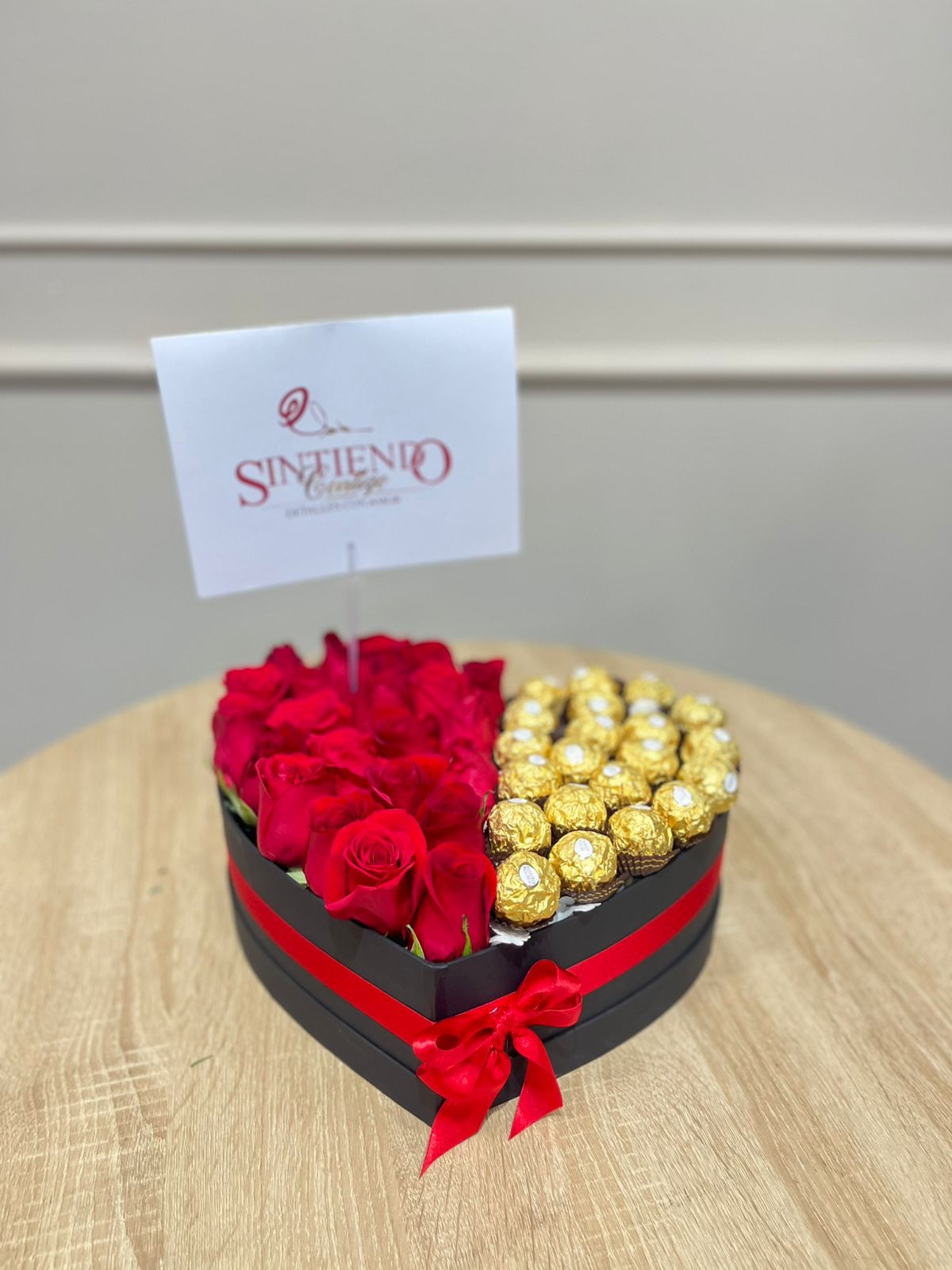 Caja Corazon con rosas y Ferrero Rocher