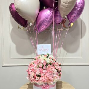 Cilindro con hortensias, rosas y globos con helio