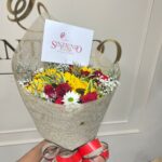 Bouquet de girasoles, rosas y margaritas