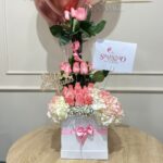 Caja con hortensias, rosas y globos con helio