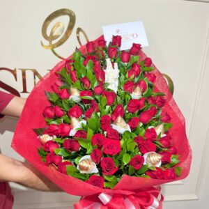 Ramillete con rosas, virgen en marmolina y fresas con chocolate