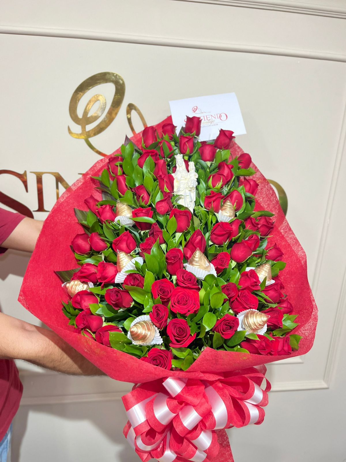 Ramillete con rosas, virgen en marmolina y fresas con chocolate