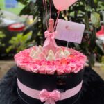 Cilindro en rosas, con botella de JP Chenet, fresas con chocolate y globos con helio