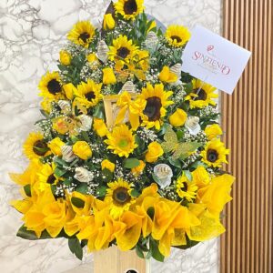 Arreglo floral en girasoles, rosas y gerveras