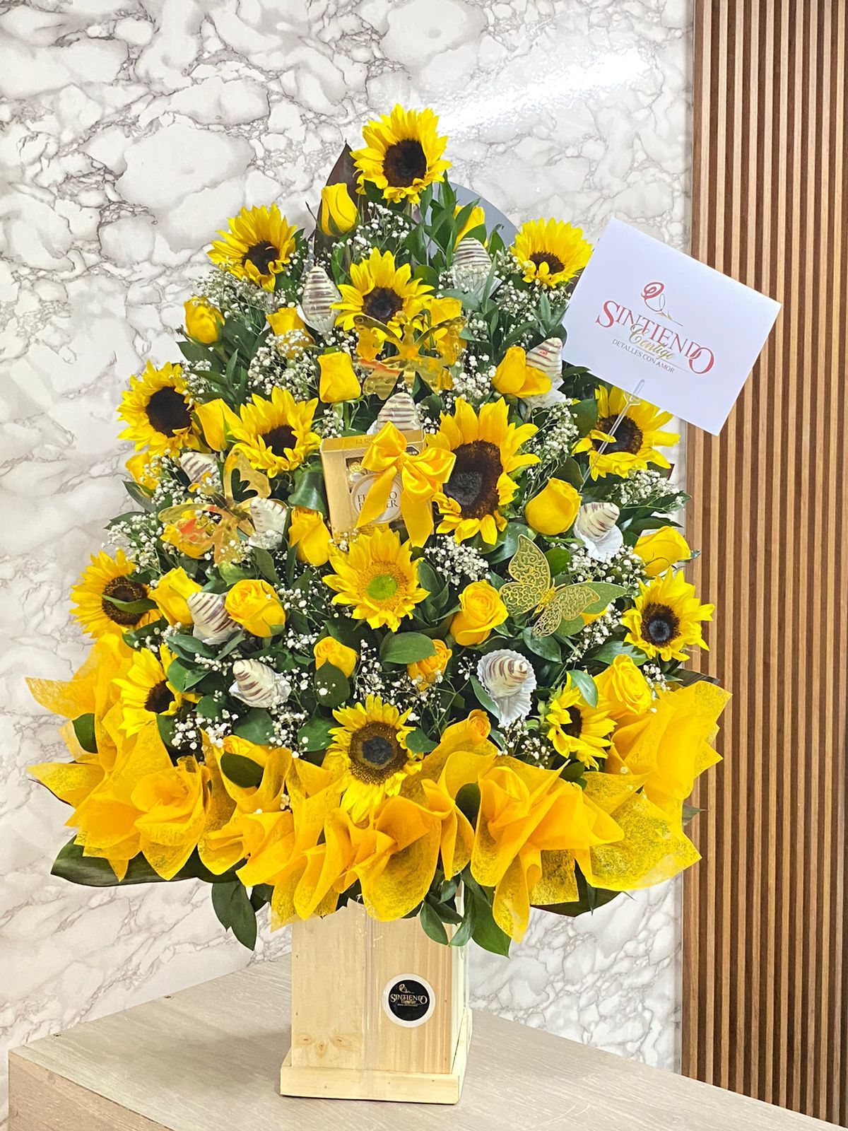 Arreglo floral en girasoles, rosas y gerveras