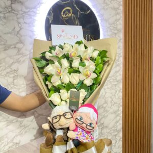Ramillete de rosas y orquideas con peluches