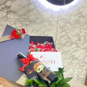 Caja de rosas con botella de Bailey's