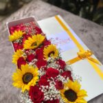 Caja de rosas y girasoles