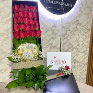 Caja de rosas con caja corazon Ferrero Rocher