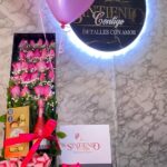 Caja de rosas con caja Ferrero Rocher, botella de JP Chenet y globos con helio