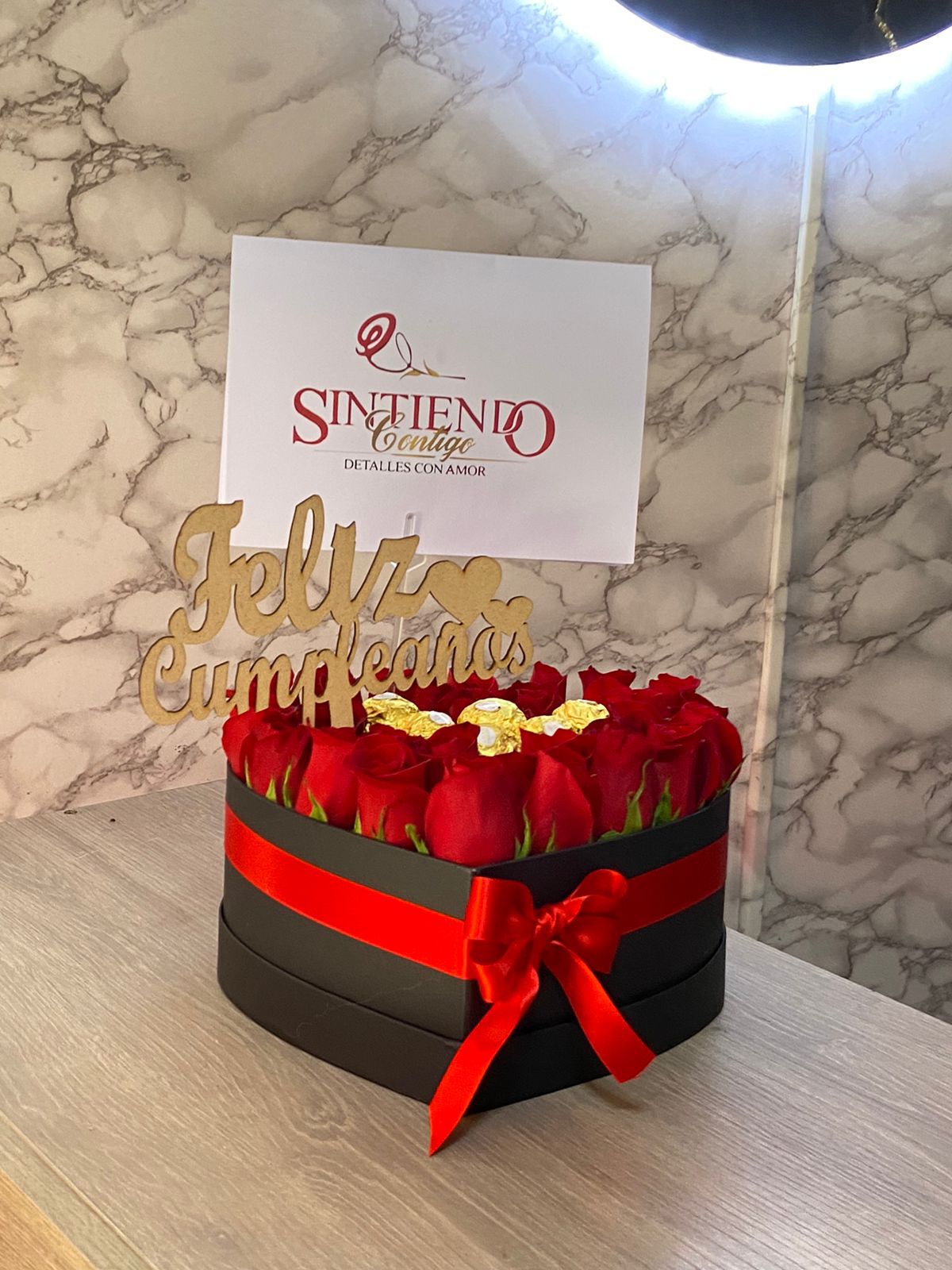 Caja corazon con rosas y Ferrero Rocher