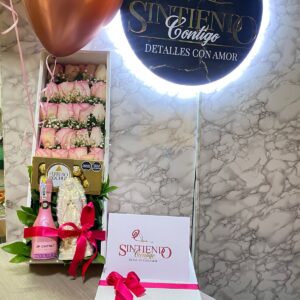 Caja con rosas, botella de JP Chenet, Ferrero Rocher y virgen en marmolina