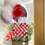 Arreglo floral en rosas, globos con helio y Ferrero Rocher