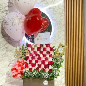 Arreglo floral en rosas, globos con helio y Ferrero Rocher