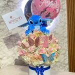 Cilindro con hortensias, rosas, peluche y globo