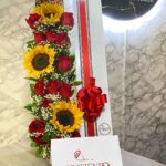 Caja con rosas y girasoles