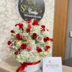 Cilindro con hortensias, rosas y fresas con chocolate