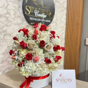 Cilindro con hortensias, rosas y fresas con chocolate