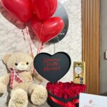 Caja corazon con rosas, Ferrero Rocher, peluche y globos con helio