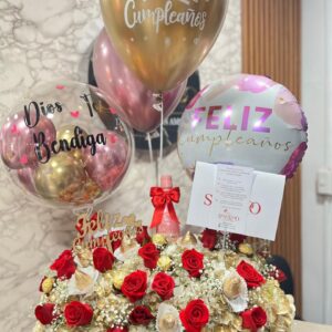 Caja con hortensias, rosas, fresas con chocolate, botella de JP Chenet y globos con helio