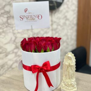 Cilindro en rosas y virgen en marmolina