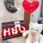 Caja con rosas, peluche y globos con helio