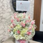 Cilindro en hortensias, rosas y fresas con chocolate