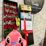 Caja de rosas, con botella de Bailey's, Ferrero Rocher, chocolatina y peluche