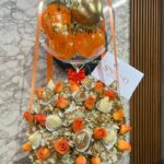 Cilndro con hortensias, rosas, fresas con chocolate y globo