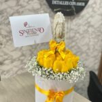 Cilindro en rosas con virgen en marmolina