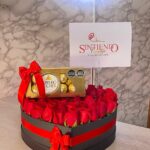 Caja corazon en rosas con Ferrero Rocher