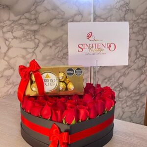 Caja corazon en rosas con Ferrero Rocher