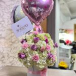 Cilindro con hortensias, rosas, claveles y globo