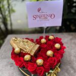 Caja corazon con rosas, virgen en marmolina y Ferrero Rocher