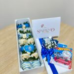 Caja de fresas con chocolate con carro de juguete