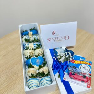 Caja de fresas con chocolate con carro de juguete