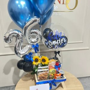 Desayuno con girasoles y globos con helio