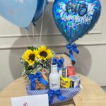 Desayuno con girasoles y globos con helio