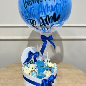Caja corazon de fresas con chocolate y globo