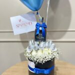 Cilindro en rosas, fresas con chocolate, botella de Ron y globos con helio