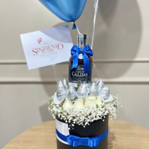 Cilindro en rosas, fresas con chocolate, botella de Ron y globos con helio