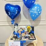 Desayuno con torta, globos con helio, girasoles y virgen en marmolina