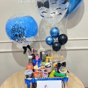 Desayuno con botella de ron y globos con helio