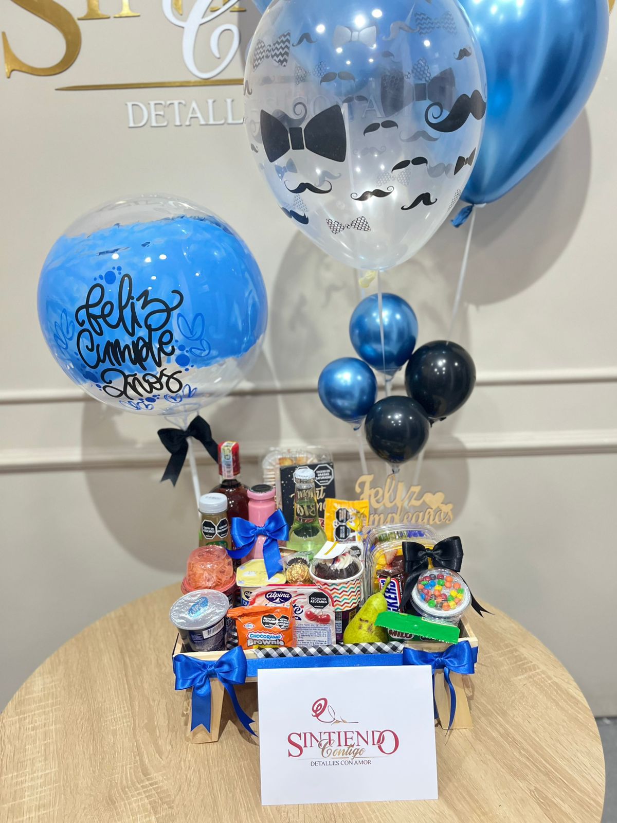 Desayuno con botella de ron y globos con helio