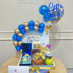 Desayuno con globos, torta y fresas con chocolate