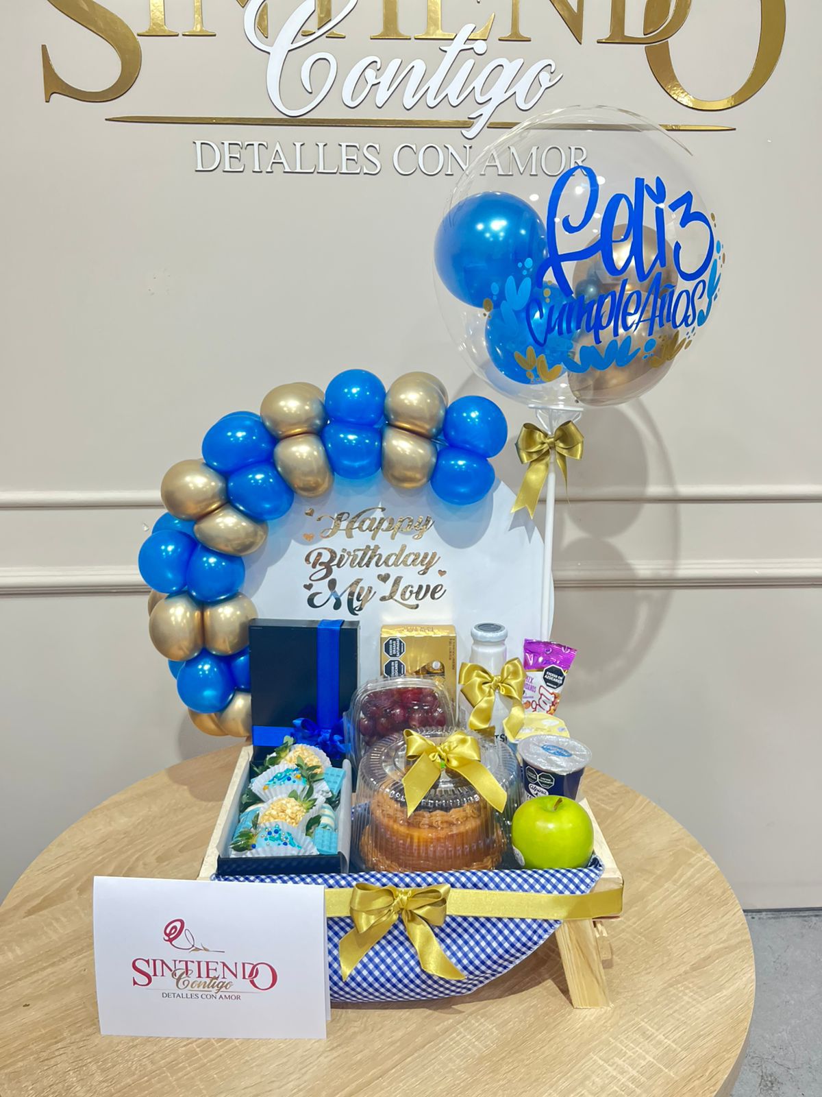 Desayuno con globos, torta y fresas con chocolate