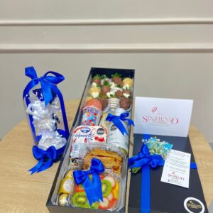 Desayuno con dulces y fresas con chocolate