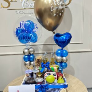 Desayuno con frutas y globos