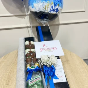Caja de fresas con chocolate con licor y globos con helio