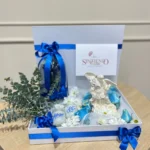 Caja con margaritas, veles, rosa preservada y arcangel